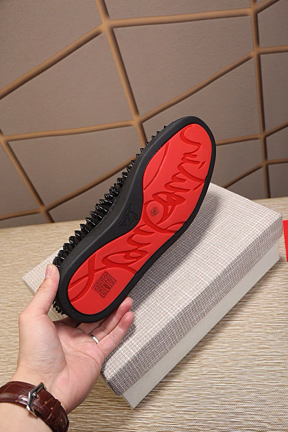 Men's shoes💰: 460💰christian louboutin (CL red sole shoes) counter nail series, high-top casual sneakers for couples📢 📢 📢 Exclusive hot style release🎈🎈💪Movable latex feet👻Finished outsole line [Proud]😝Female 35-40#Male 38#-46, global supply😝 [Top version]: Original imported cowhide upper, top original leather lining, original molded TPU outsole, original 1:1 detail processing, original shoe last.